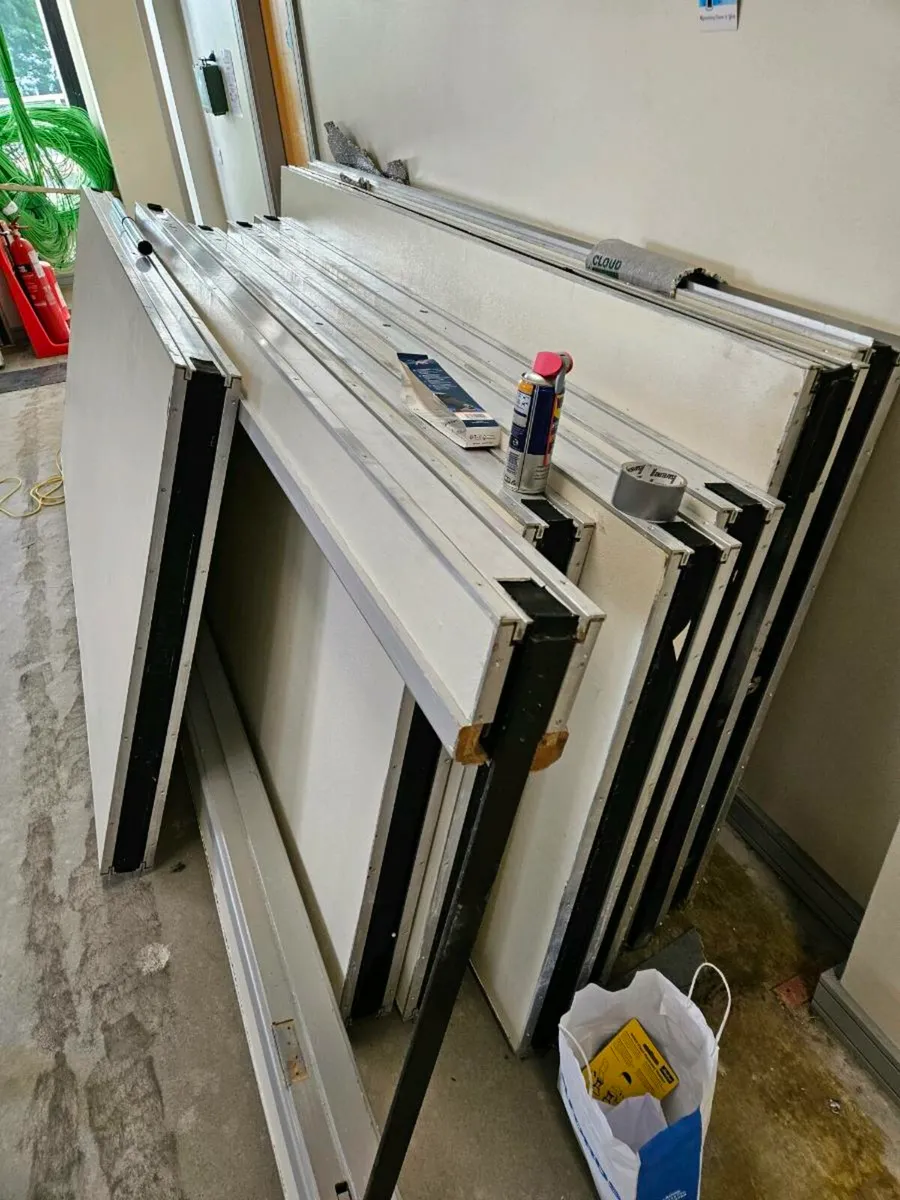 Folding partition wall panels - Image 1