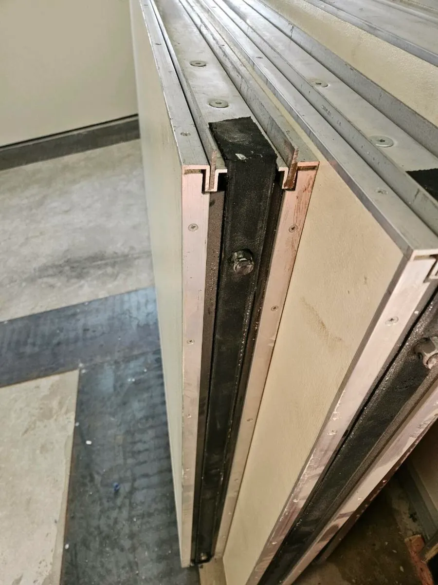Folding partition wall panels - Image 4