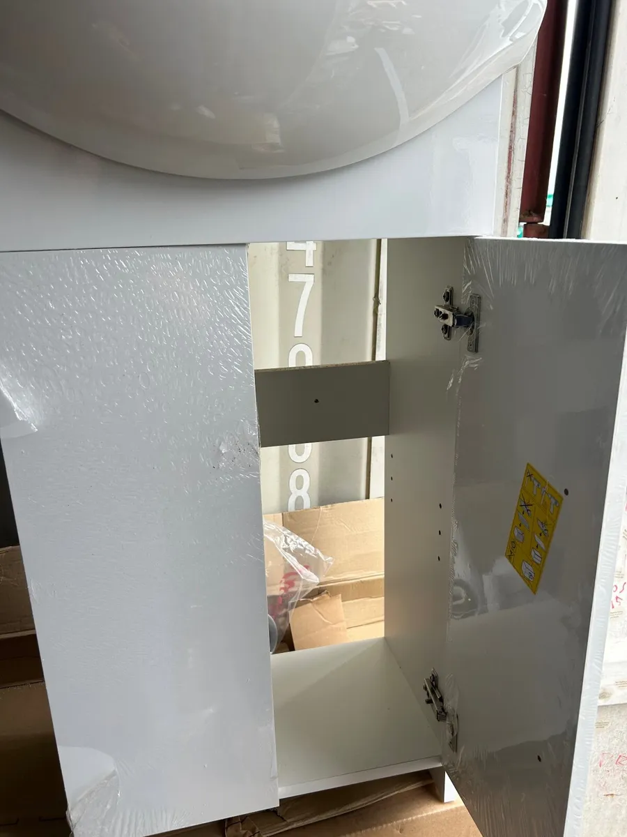 Sink,mirror, toilet - Image 2