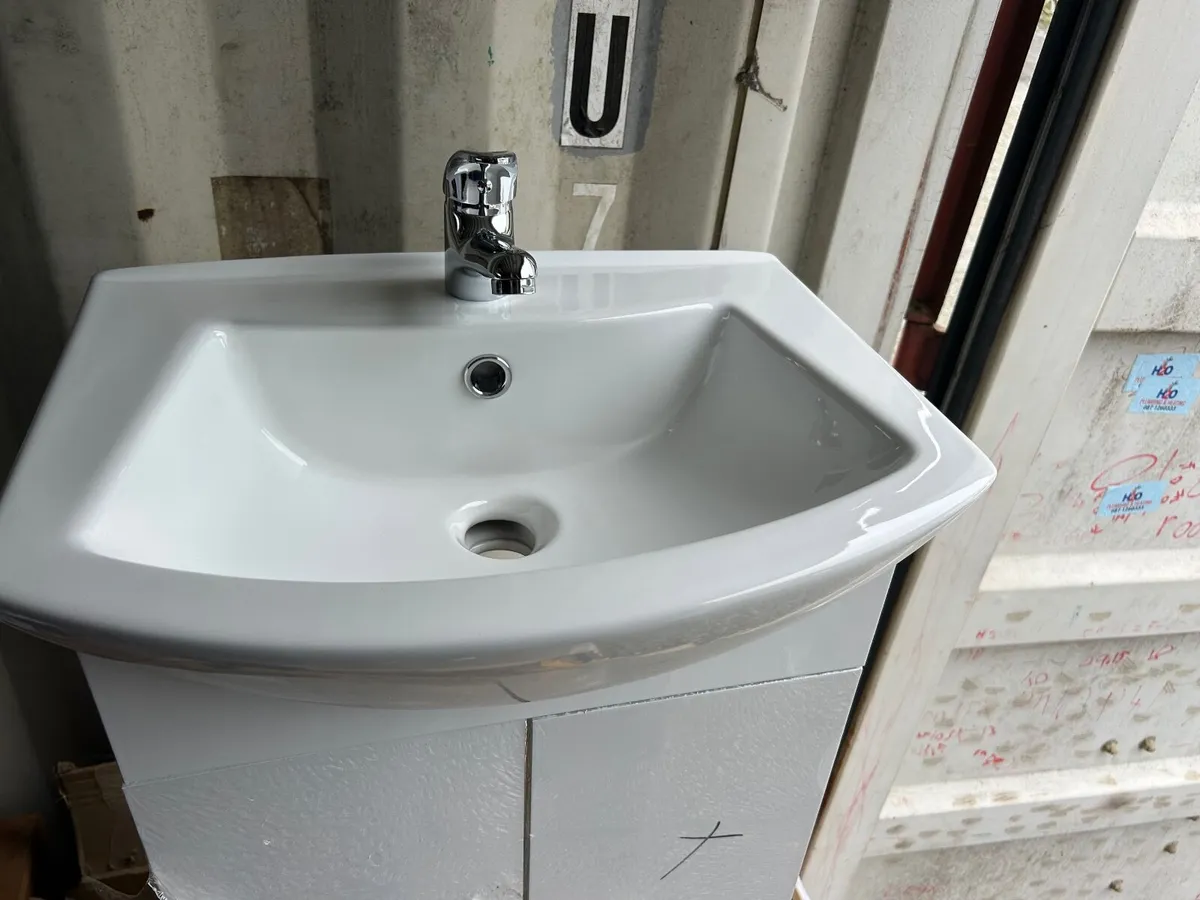 Sink,mirror, toilet - Image 3