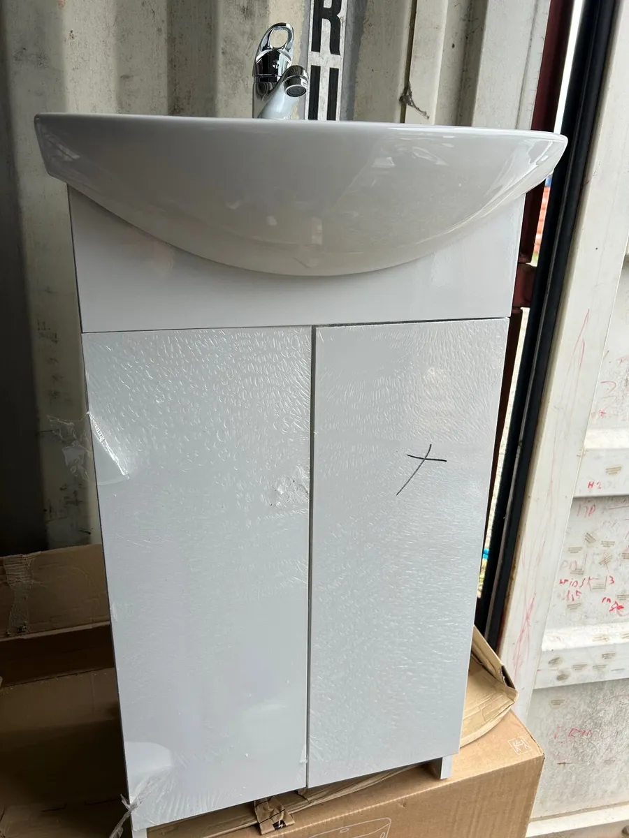 Sink,mirror, toilet - Image 1