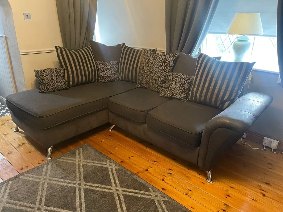 Corner couch - Image 1