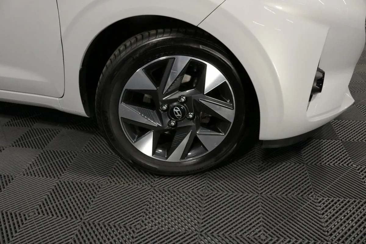 Hyundai i10 Deluxe Plus 1.0l Petrol Hatchback - Image 3