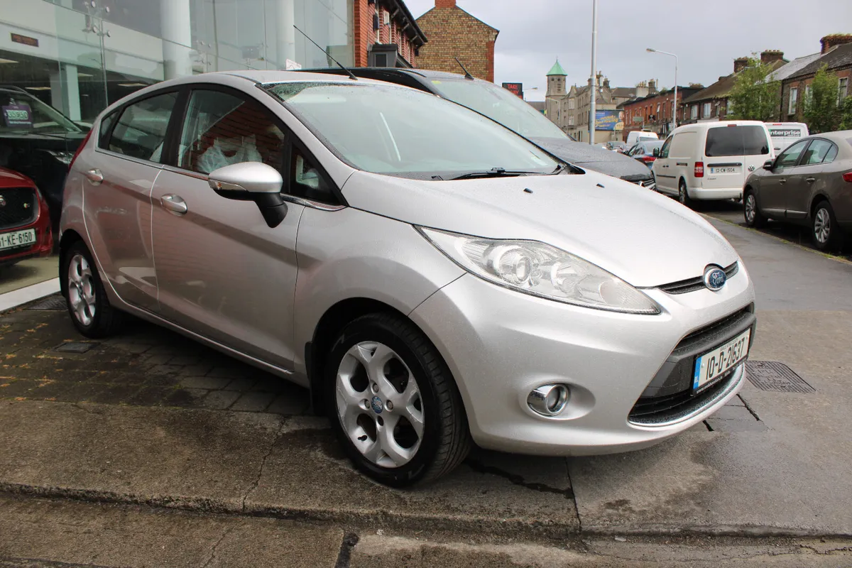Ford Fiesta 1.4 TITANIUM AUTOMATIC 2010 - Image 2