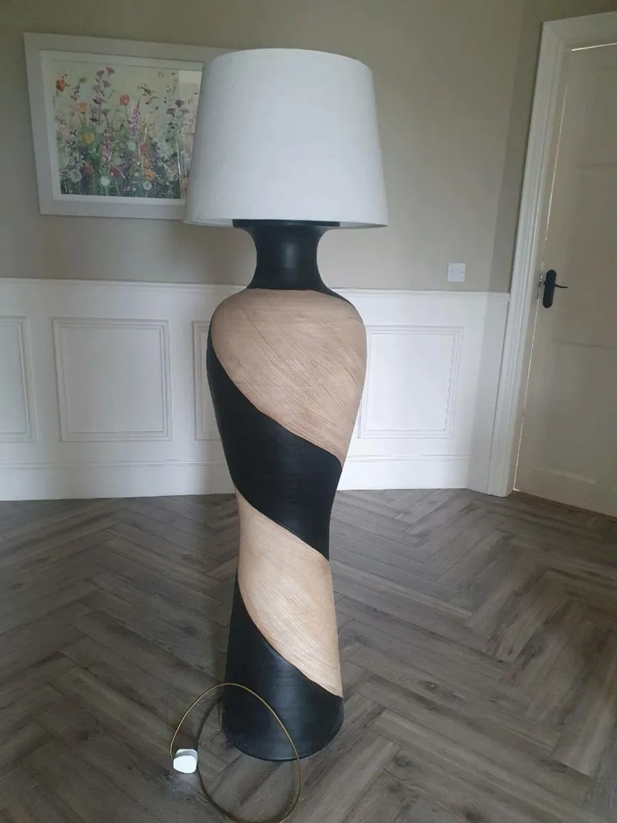 Free standing lamp