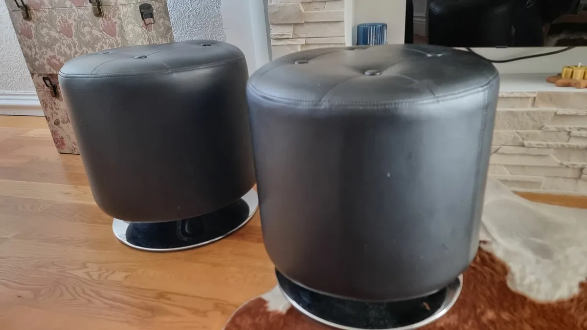 Leather footstool - Image 1