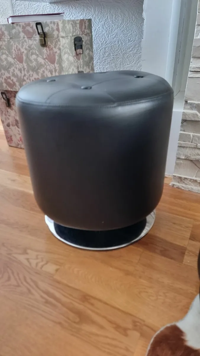 Leather footstool - Image 3