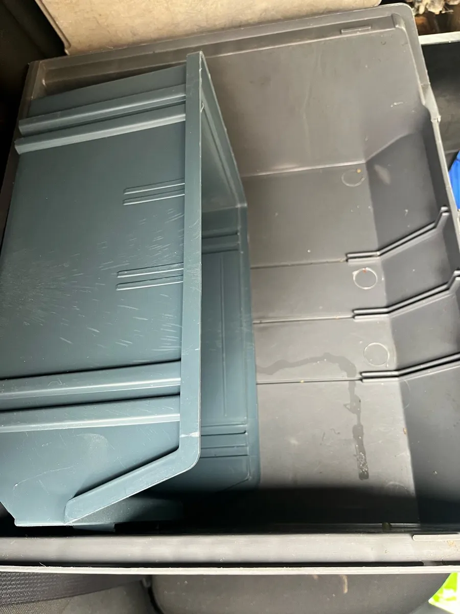8 hard plastic boxes - Image 2