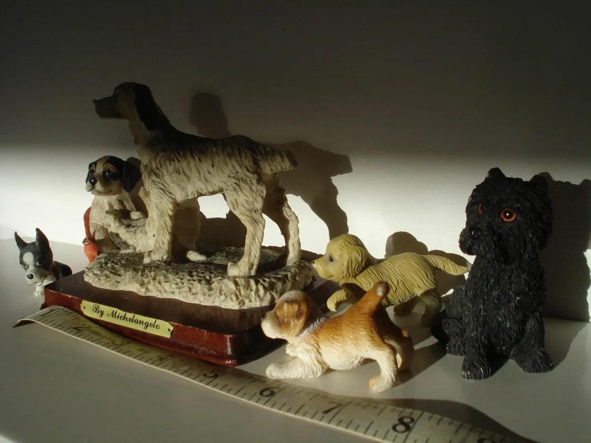 6 DOG RESIN FIGURINE ORNAMENTS. - Image 3