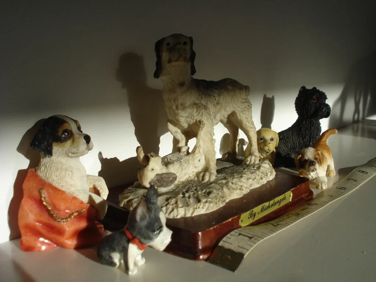 6 DOG RESIN FIGURINE ORNAMENTS. - Image 4