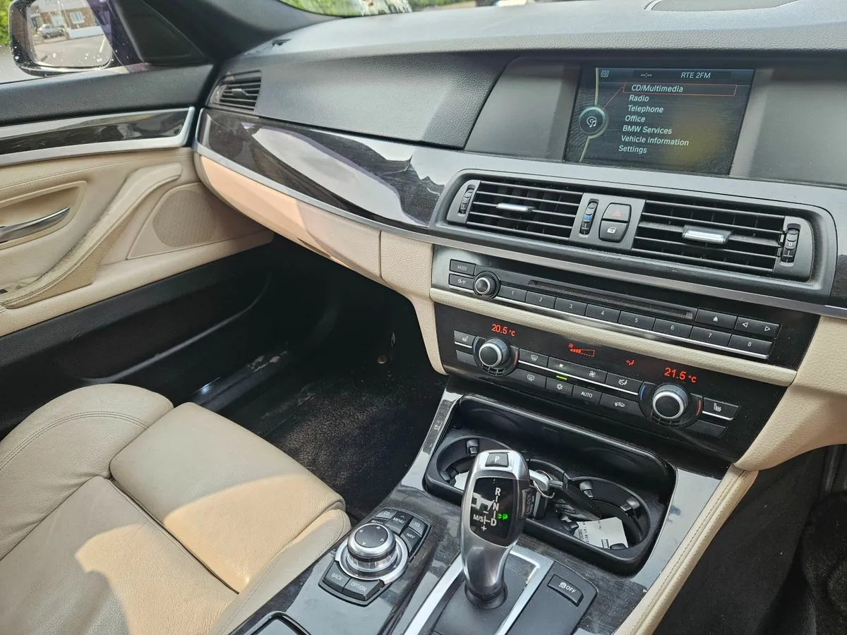 BMW 5-Series 2011 - Image 2