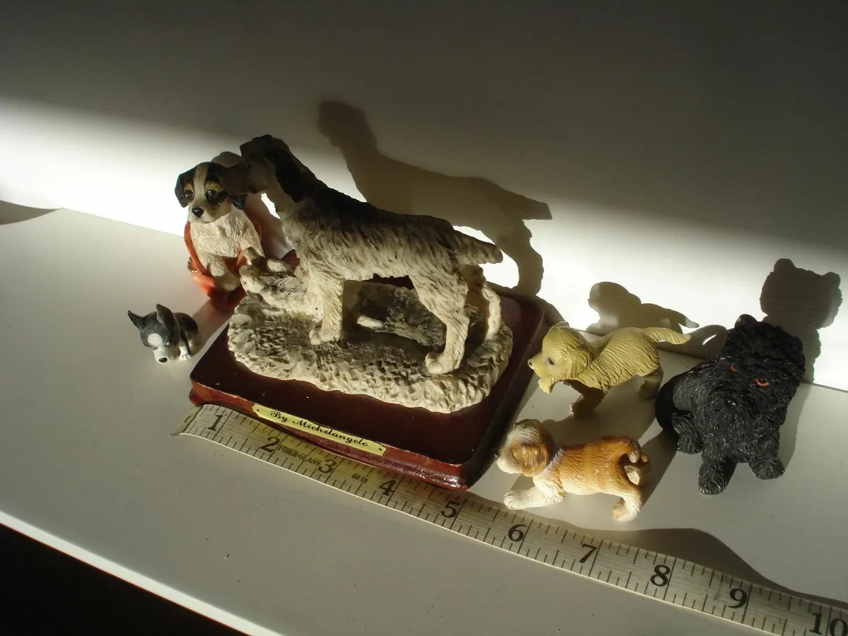 6 DOG RESIN FIGURINE ORNAMENTS. - Image 1