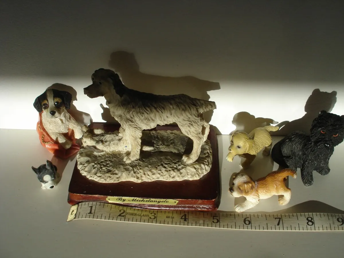 6 DOG RESIN FIGURINE ORNAMENTS. - Image 2