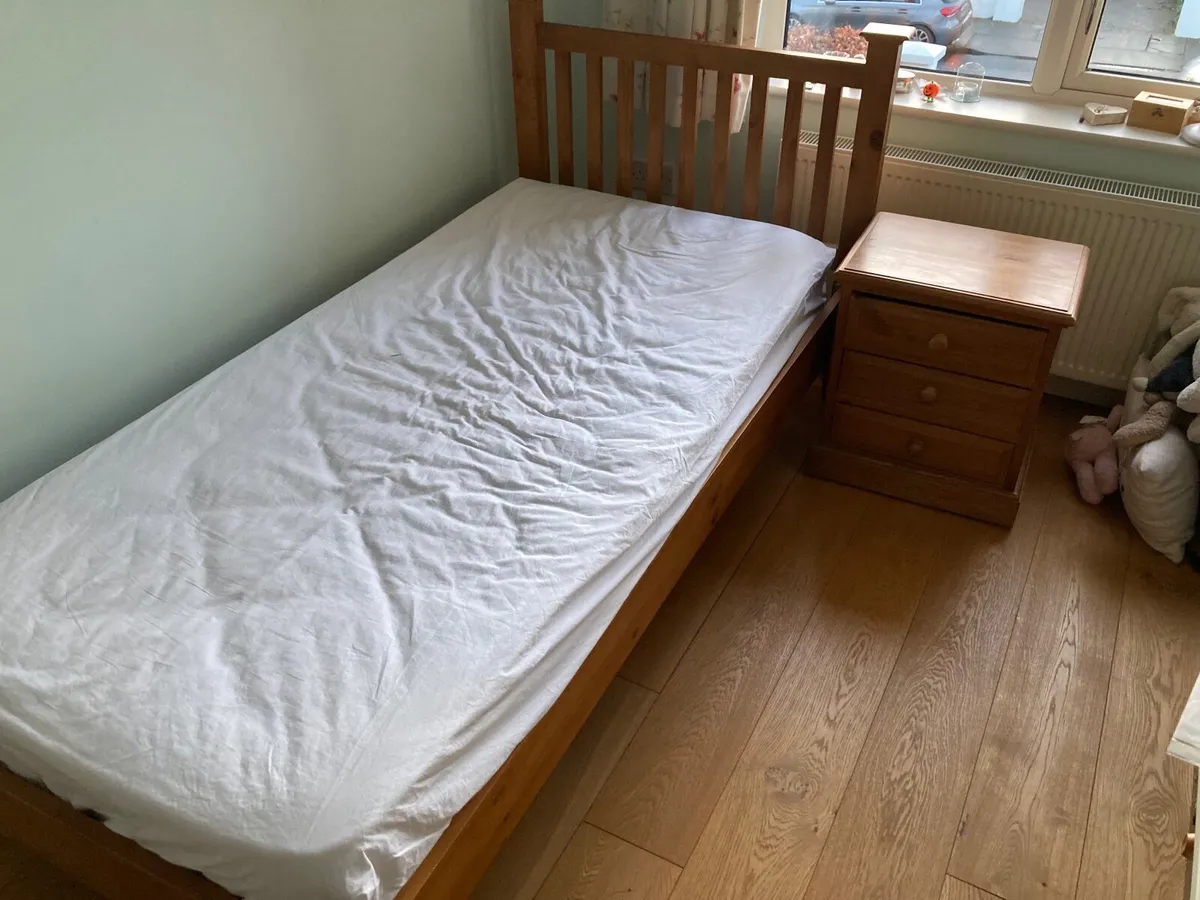 Single pine bed with matching 3 drawer locker - Image 1