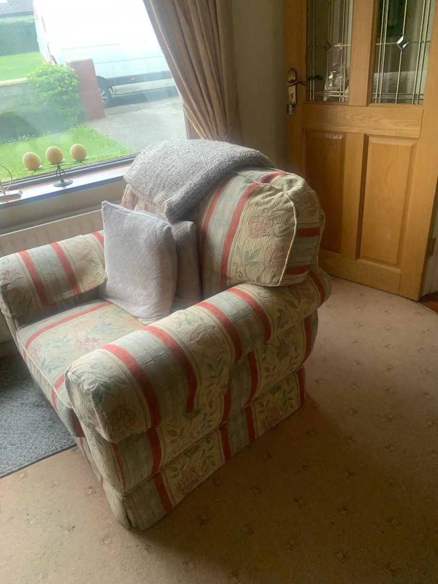 2 free armchairs for collection - Image 2