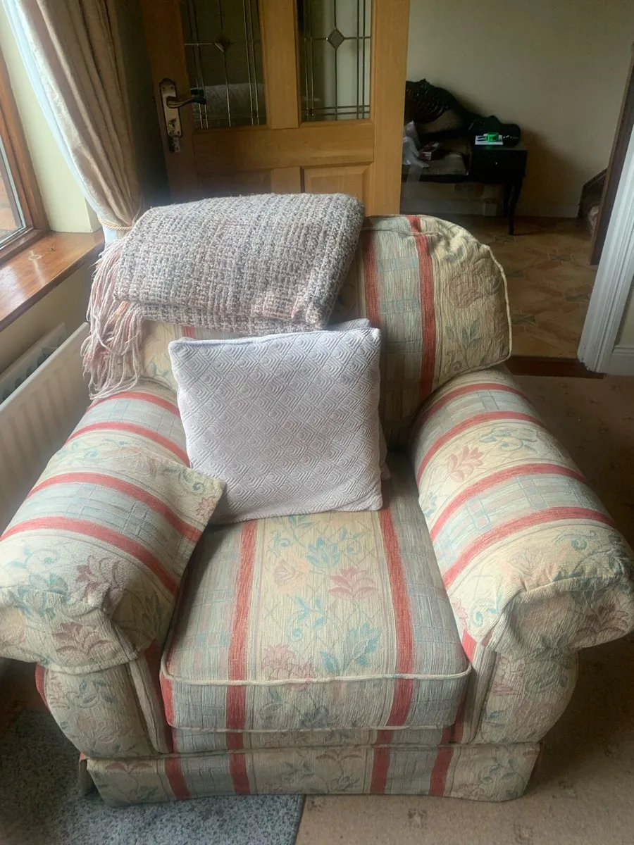 2 free armchairs for collection - Image 3