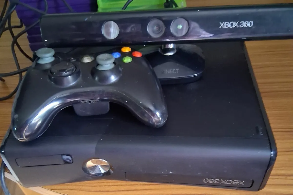 Xbox 360 with connect and 22 games - Image 1