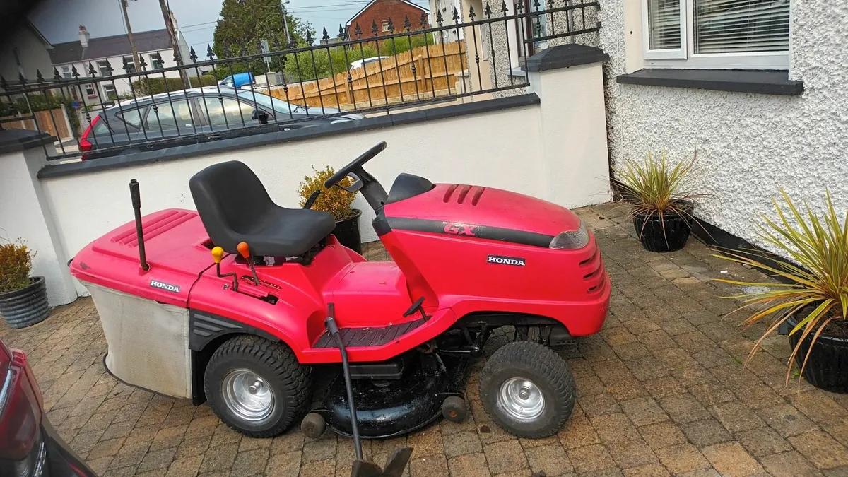 Honda ride on lawnmower - Image 1