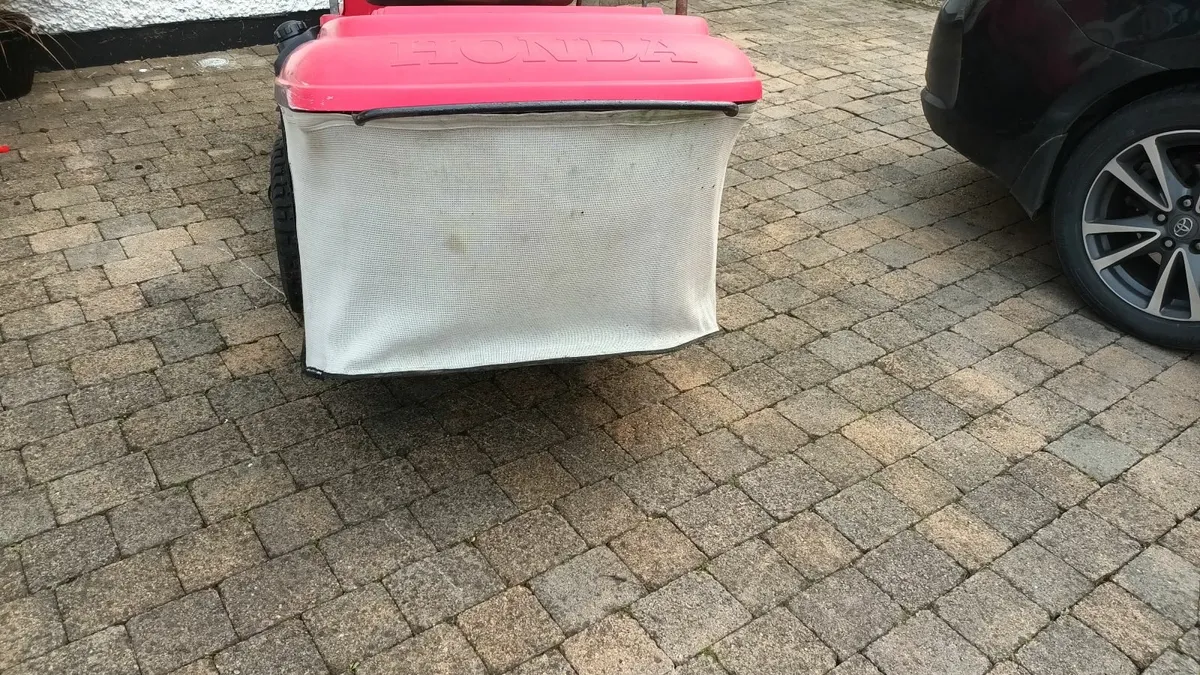 Honda ride on lawnmower - Image 4