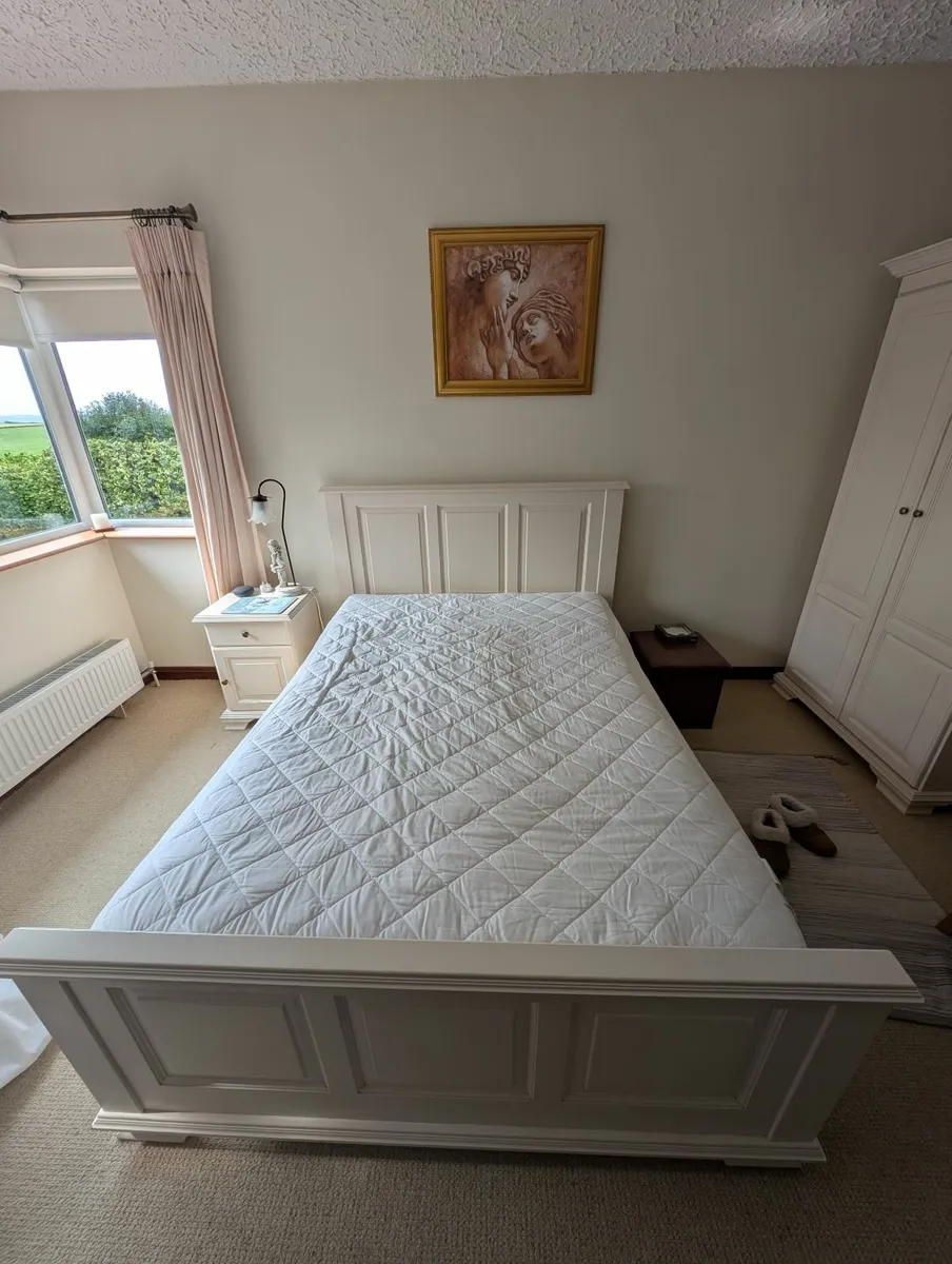 Ivory bed frame - perfect condition. - Image 3