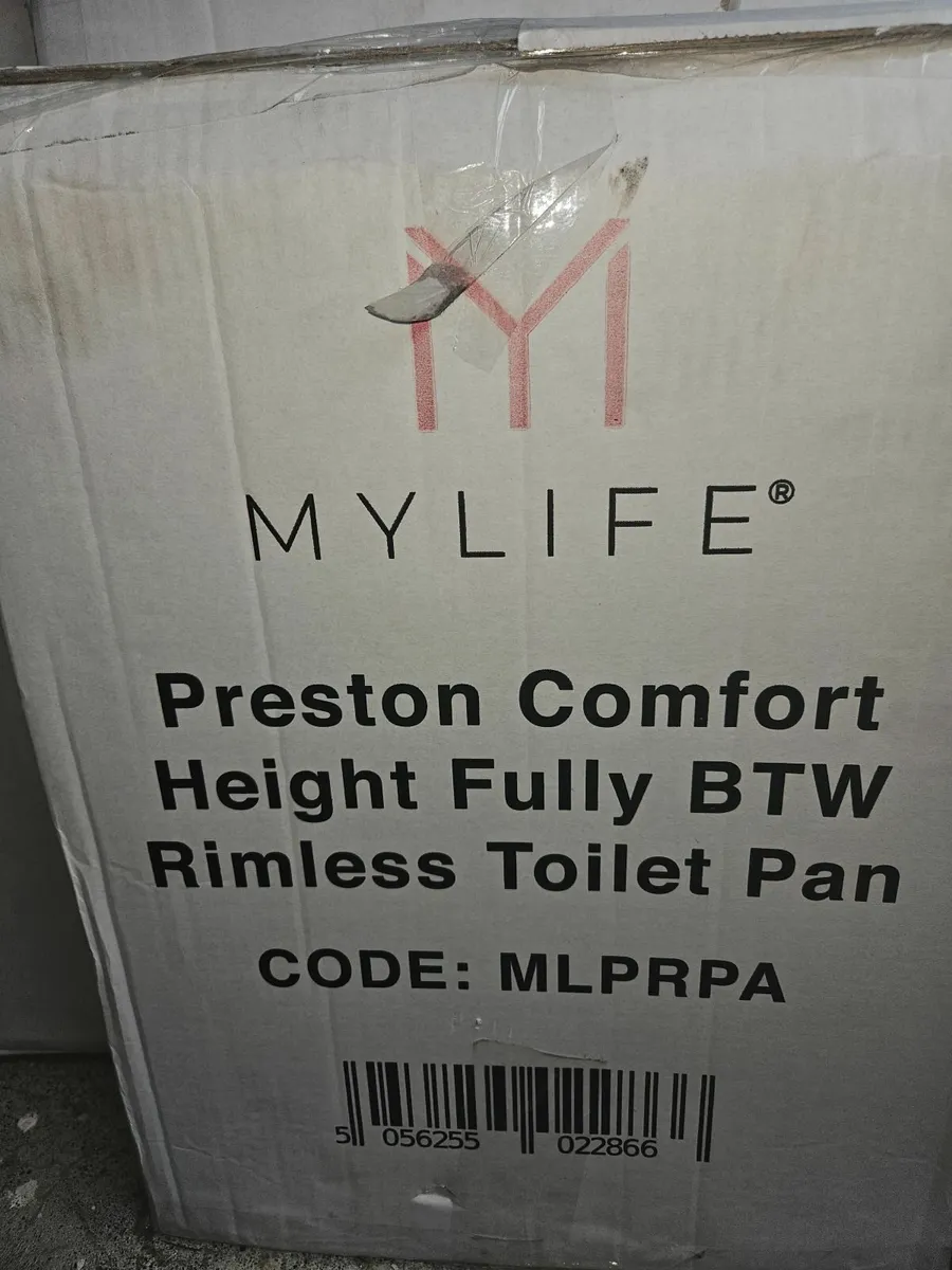 2 toilets plus seats plus preston cistern - Image 4
