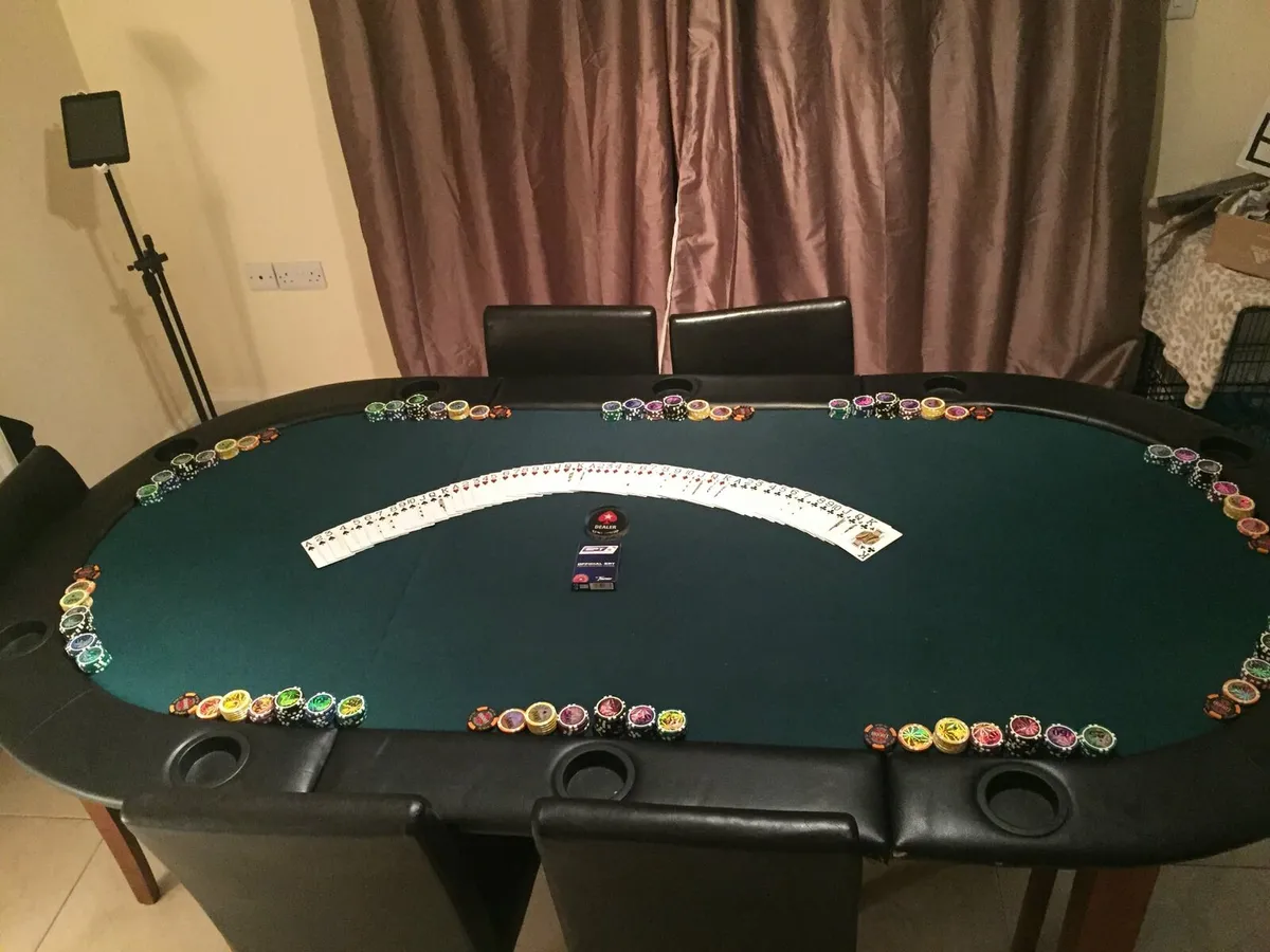 Poker table top and chips - Image 1