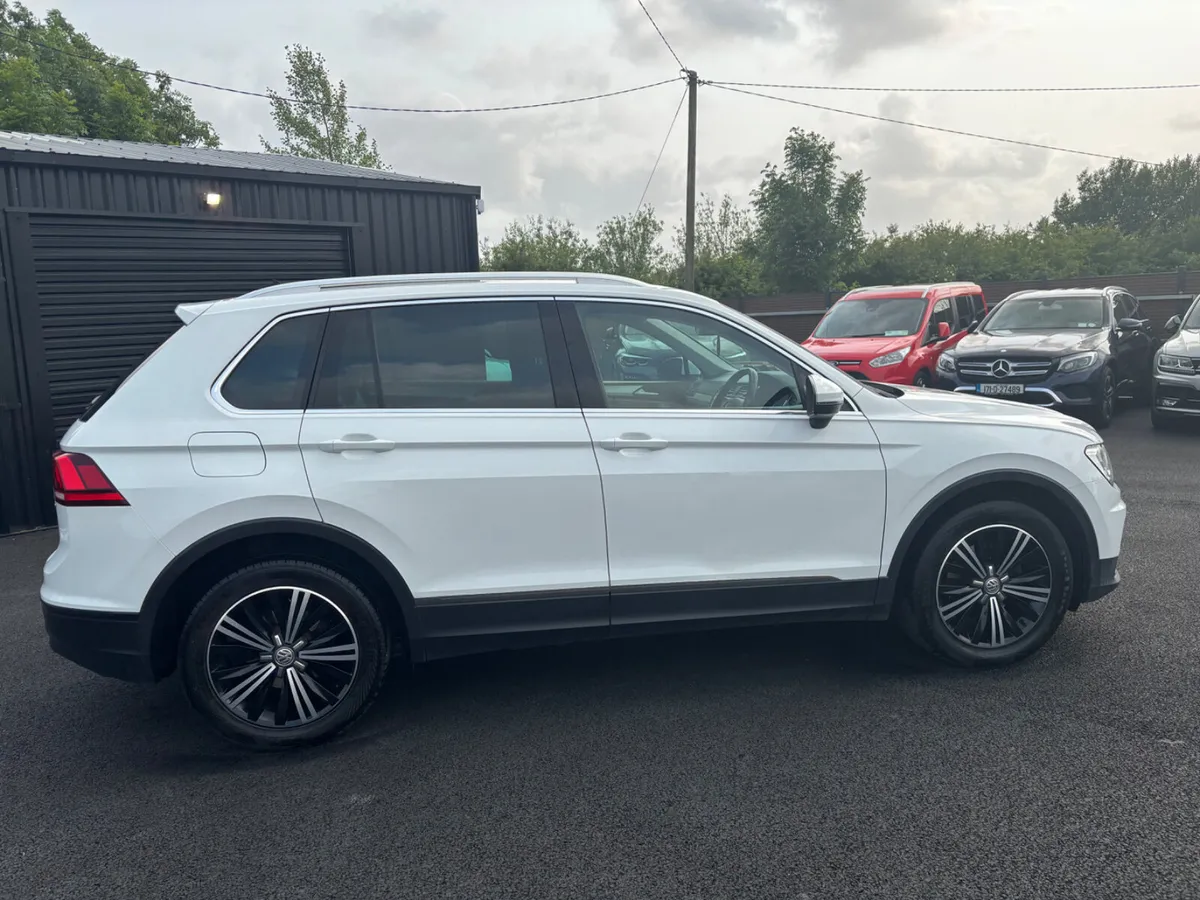 Volkswagen Tiguan 2017 Highline Auto!! - Image 2