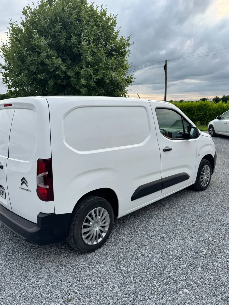 Citroen Berlingo 2021 - Image 2