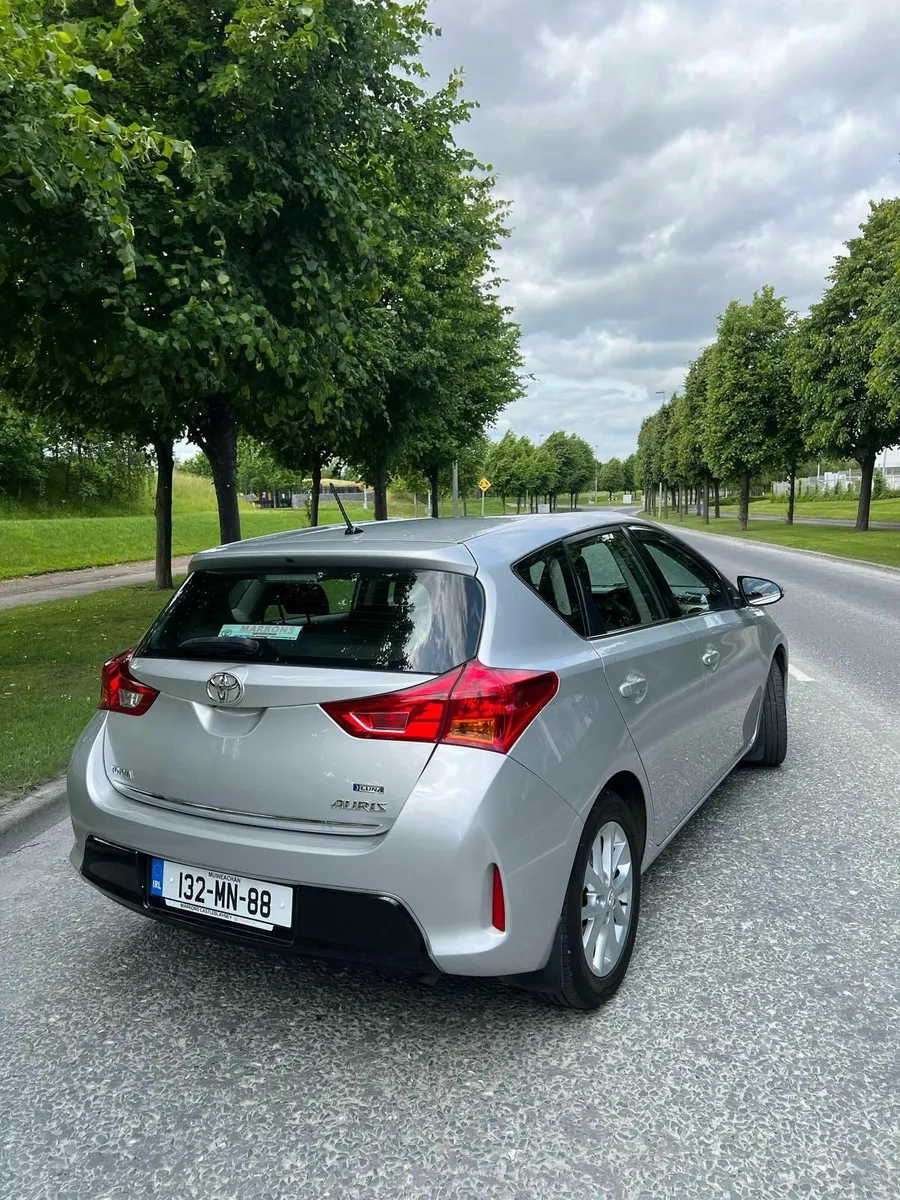Toyota Auris 2013 - Image 2