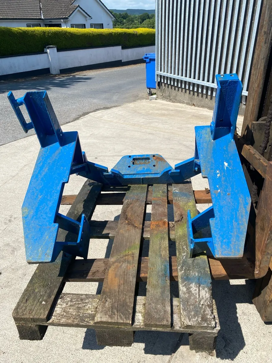 Loaders and brackets - Image 1