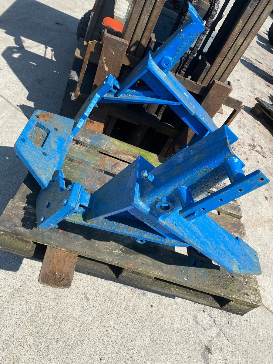 Loaders and brackets - Image 2