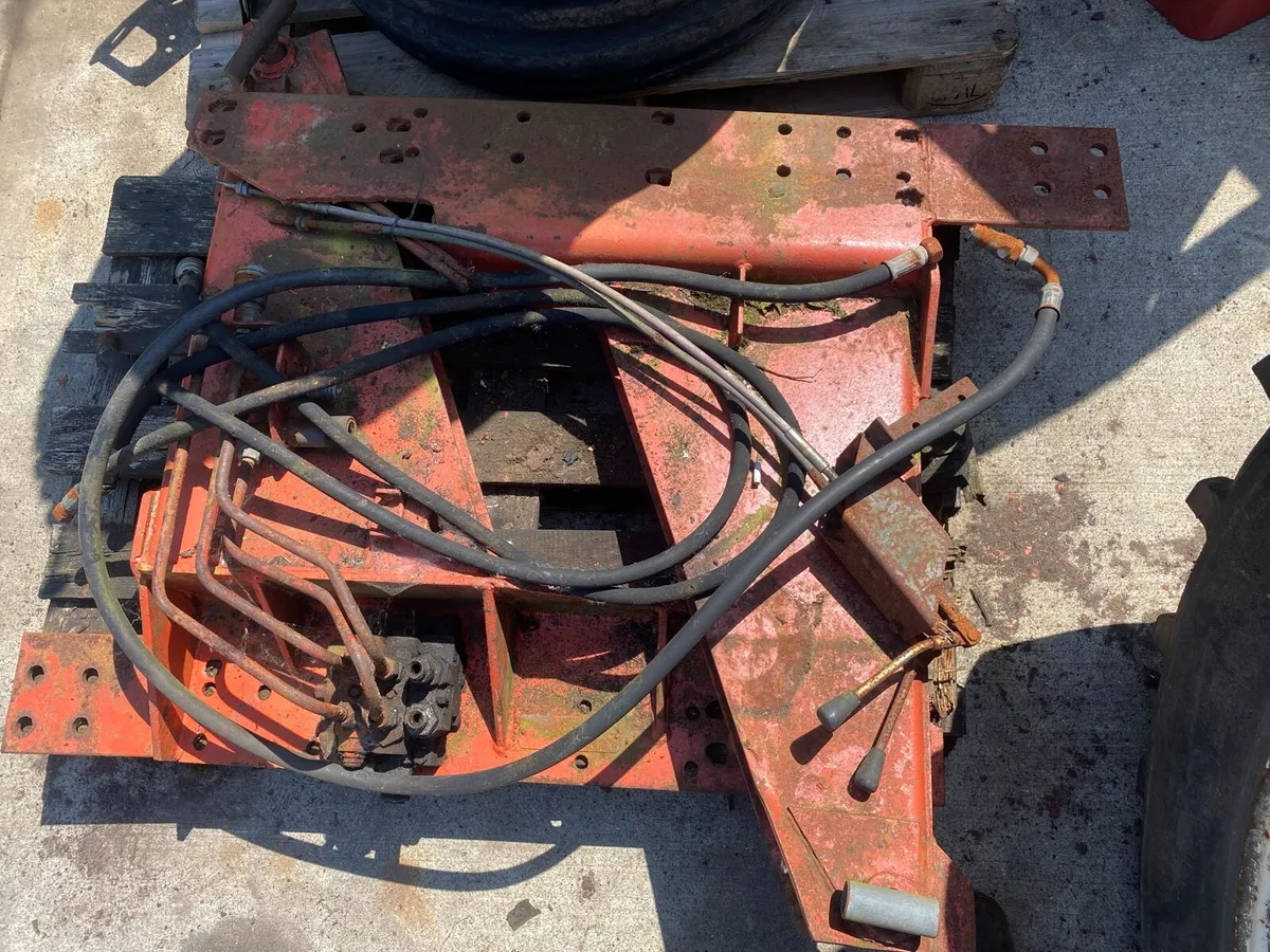 Loaders and brackets - Image 3