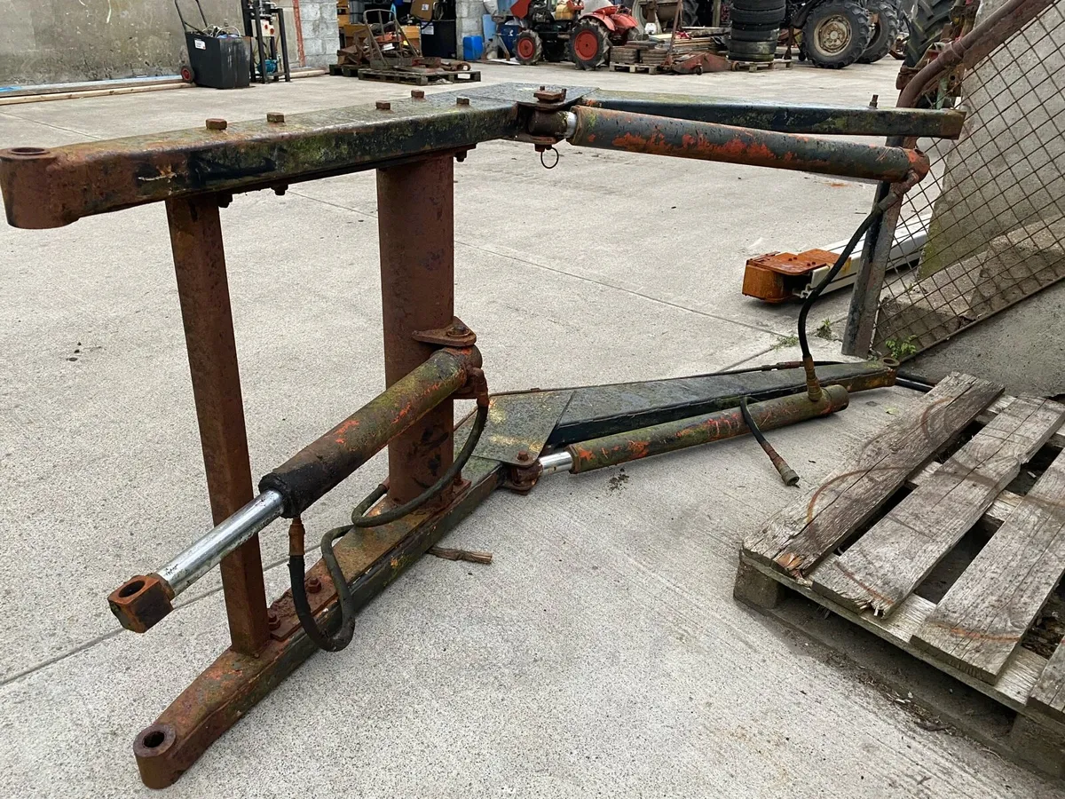 Loaders and brackets - Image 4