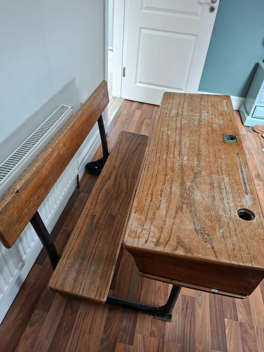 School desk - Image 1