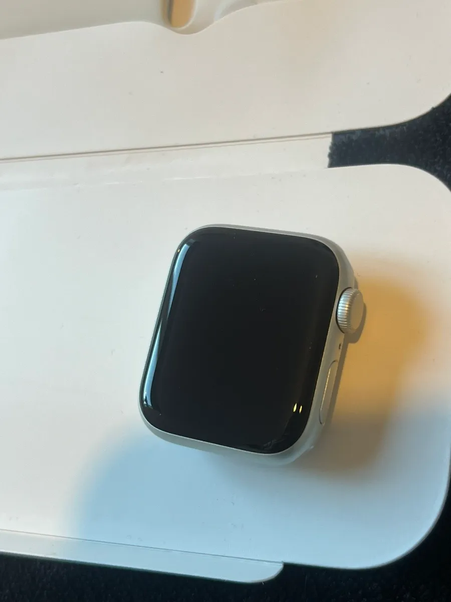 Two Apple Watches SE 40mm and 44mm - Image 3