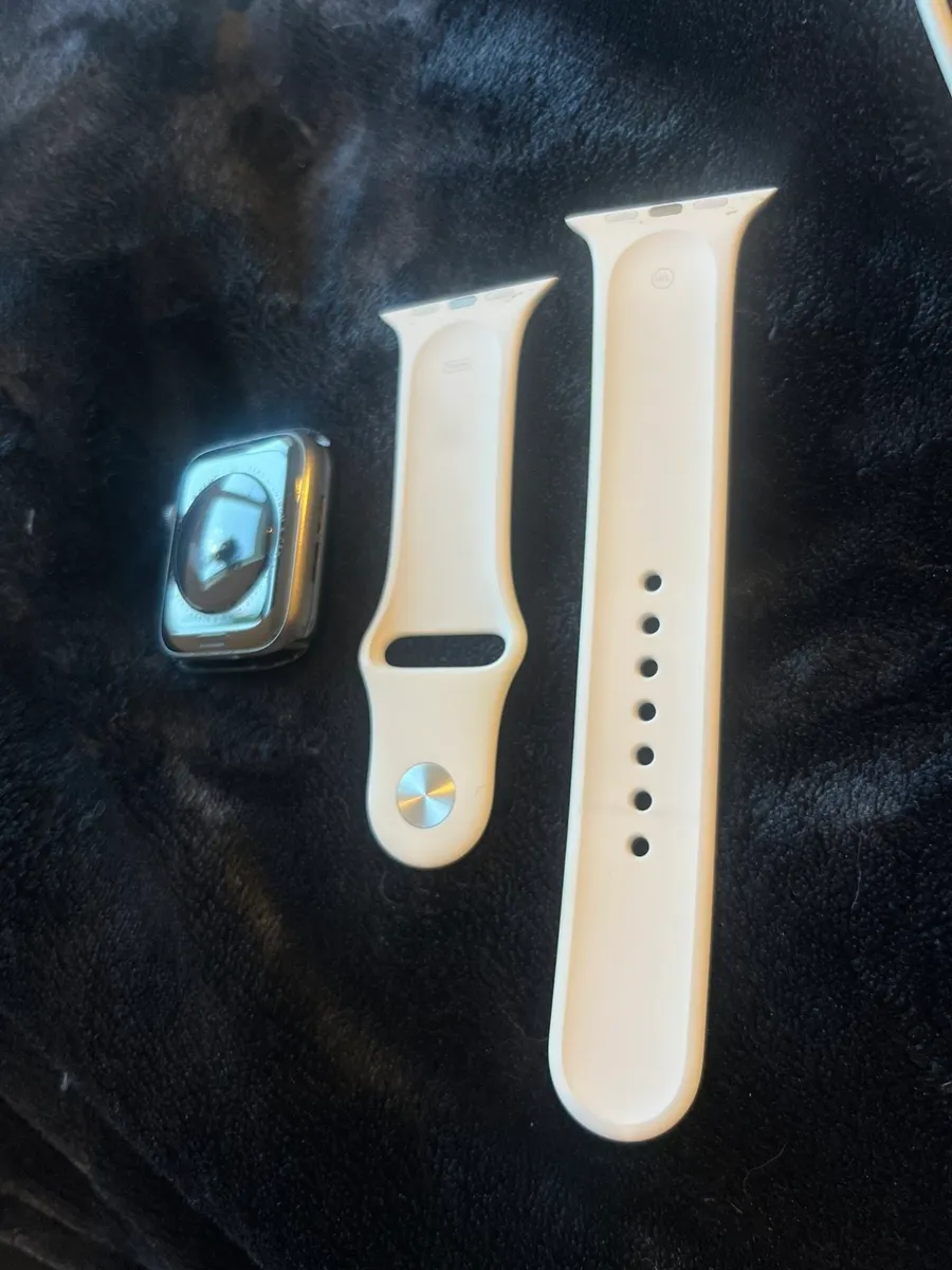 Two Apple Watches SE 40mm and 44mm - Image 4