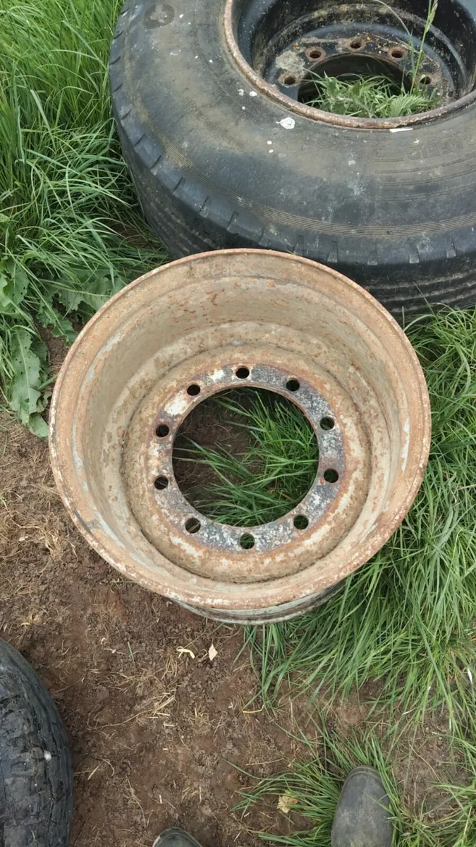 Mirror and tyre - Image 3