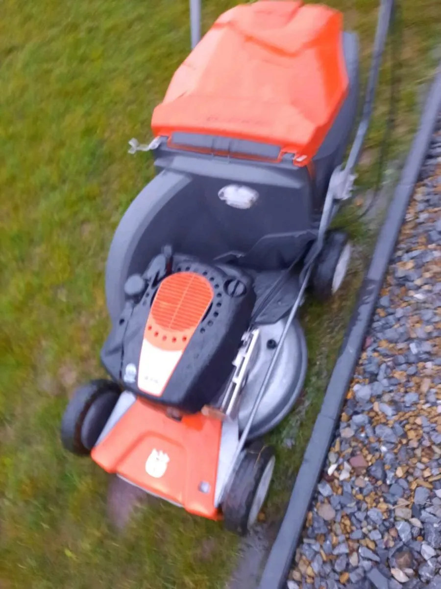 Self drive  lawnmower very good condition - Image 2