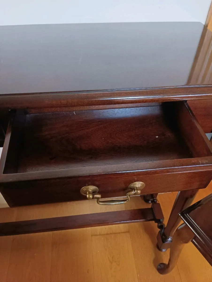 Absolutely beautiful solid mahogany table,side tab - Image 3