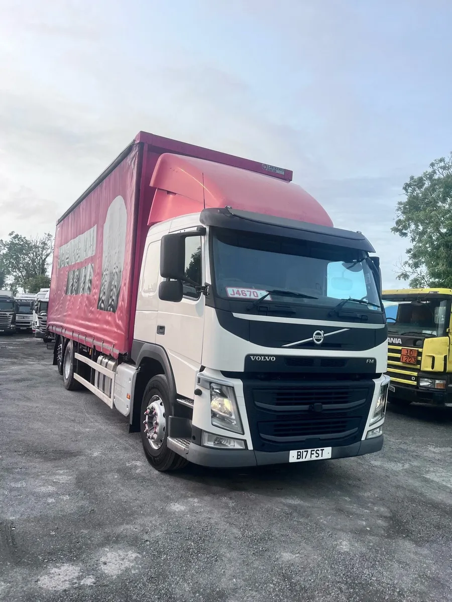 2017 volvo fm370 curtainside 6x2 - Image 1