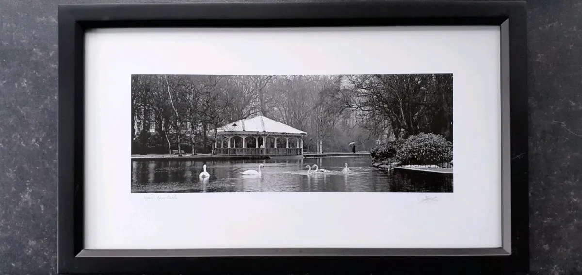 Signed framed photo - Image 1