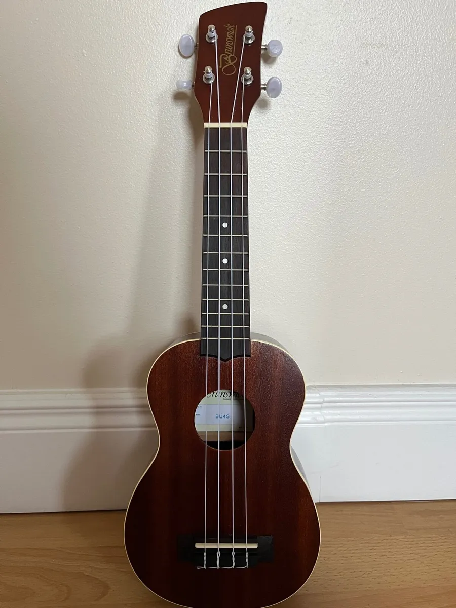 Brunswick Ukulele with case - Image 3