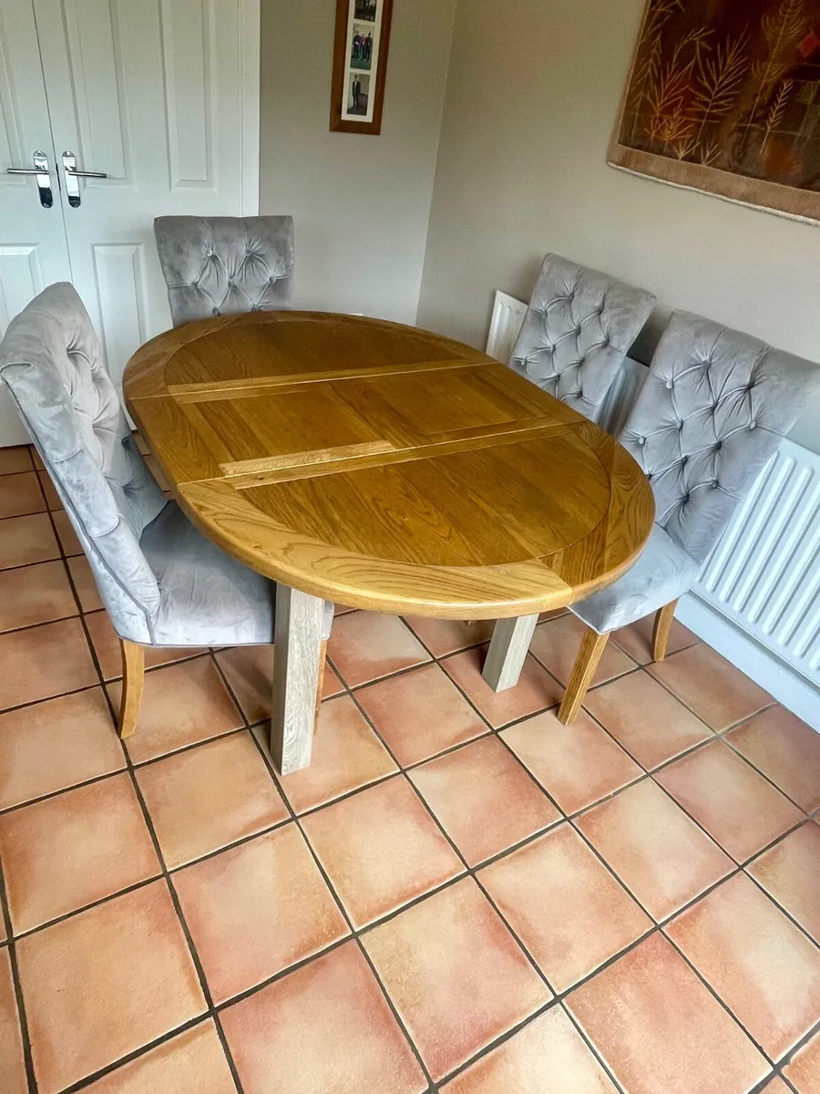 Dining room table and chairs immaculate. - Image 1