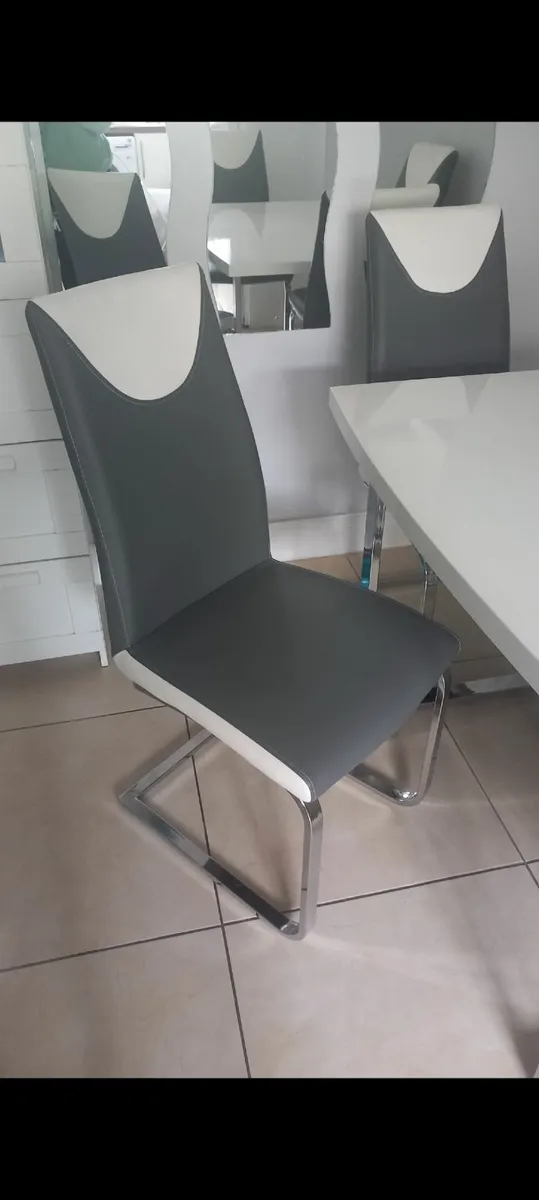 Table and chairs - Image 2