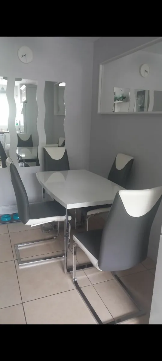 Table and chairs - Image 1