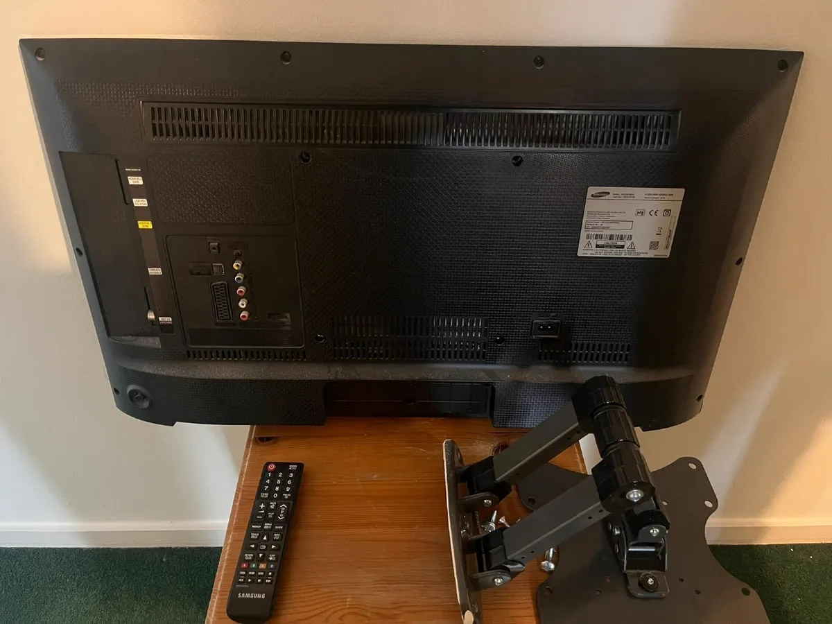Samsung 32 inch TV with wall mount - Image 2