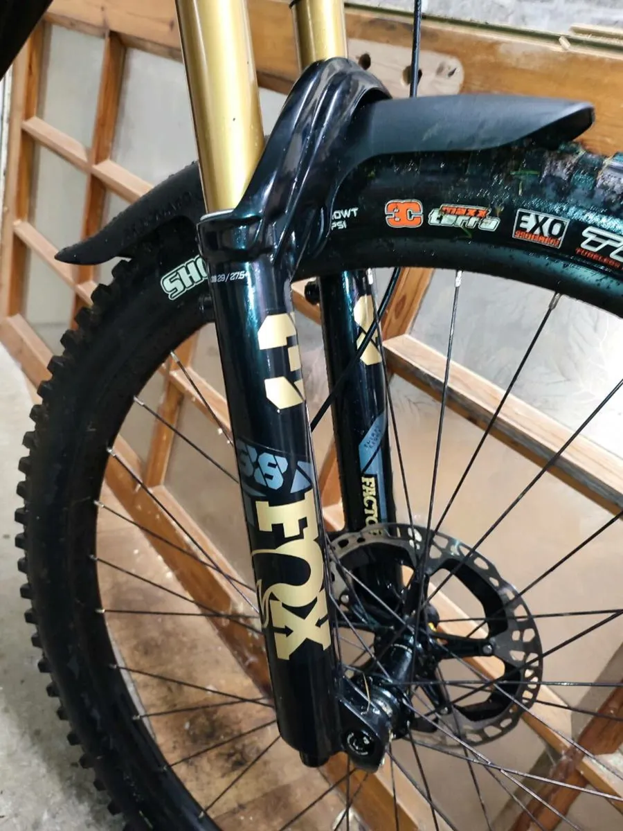 Commencal Meta v5 Medium Glittery Black - Image 2