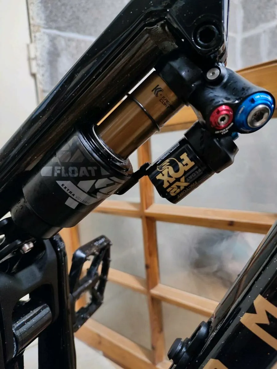 Commencal Meta v5 Medium Glittery Black - Image 4