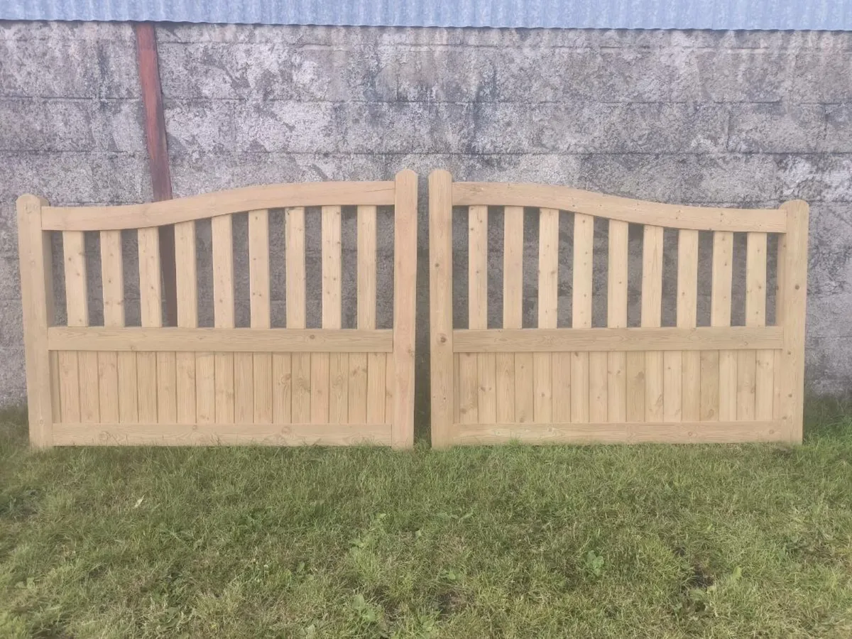 Heavy timber gates 12ft - Image 1
