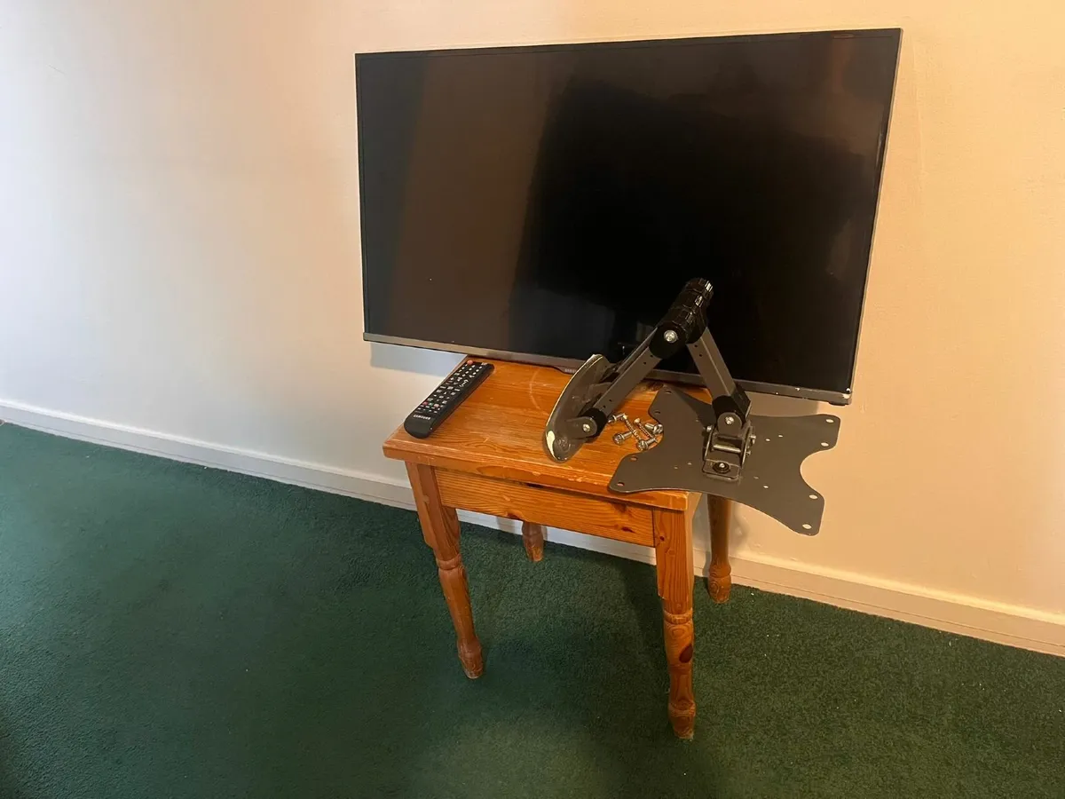 Samsung 32 inch TV with wall mount - Image 1